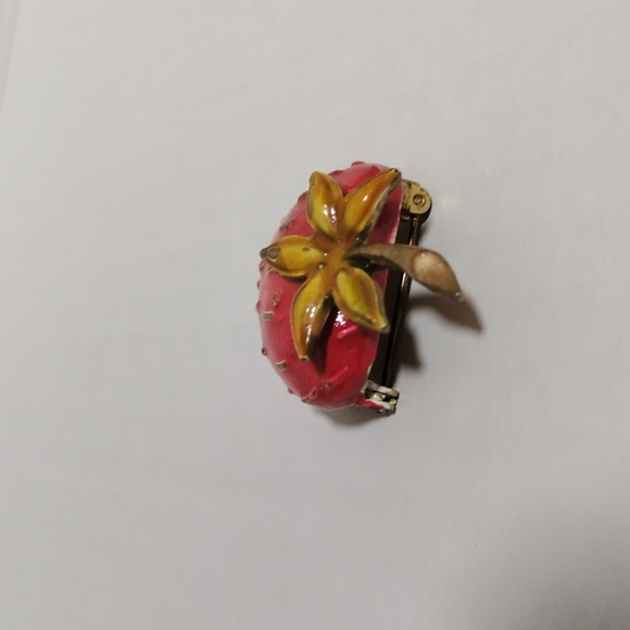 Vintage strawberry brooch pin - Picture 4 of 5